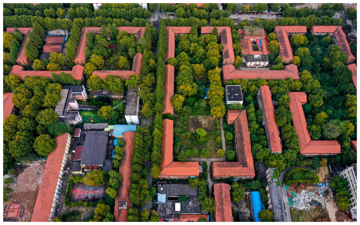 红钢城的"红房子"秋色如画 位于湖北武汉青山区红钢城建设七路的"红