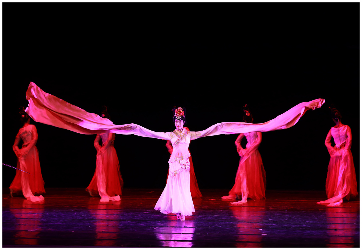 群舞湖北省歌剧舞剧院凤舞九天编导王姗邓蓓表演张璨韦