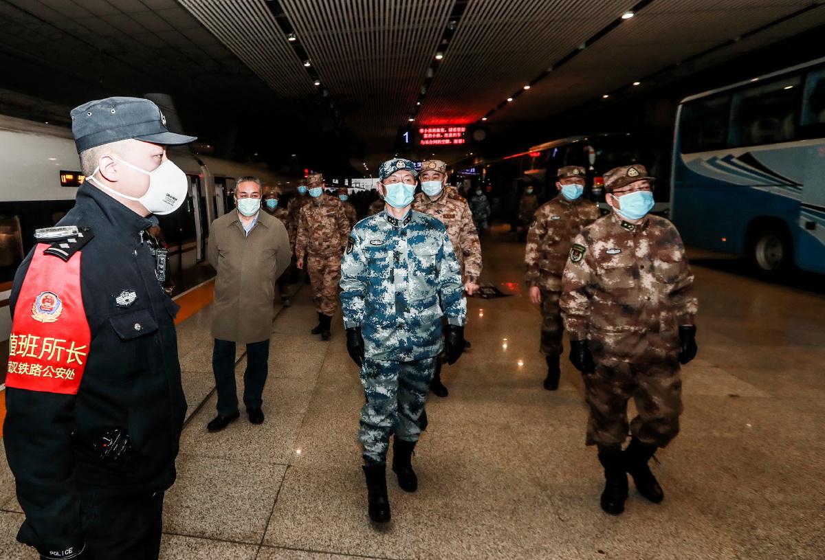 武汉抗疫首支援鄂部队医疗队接管火神山医院