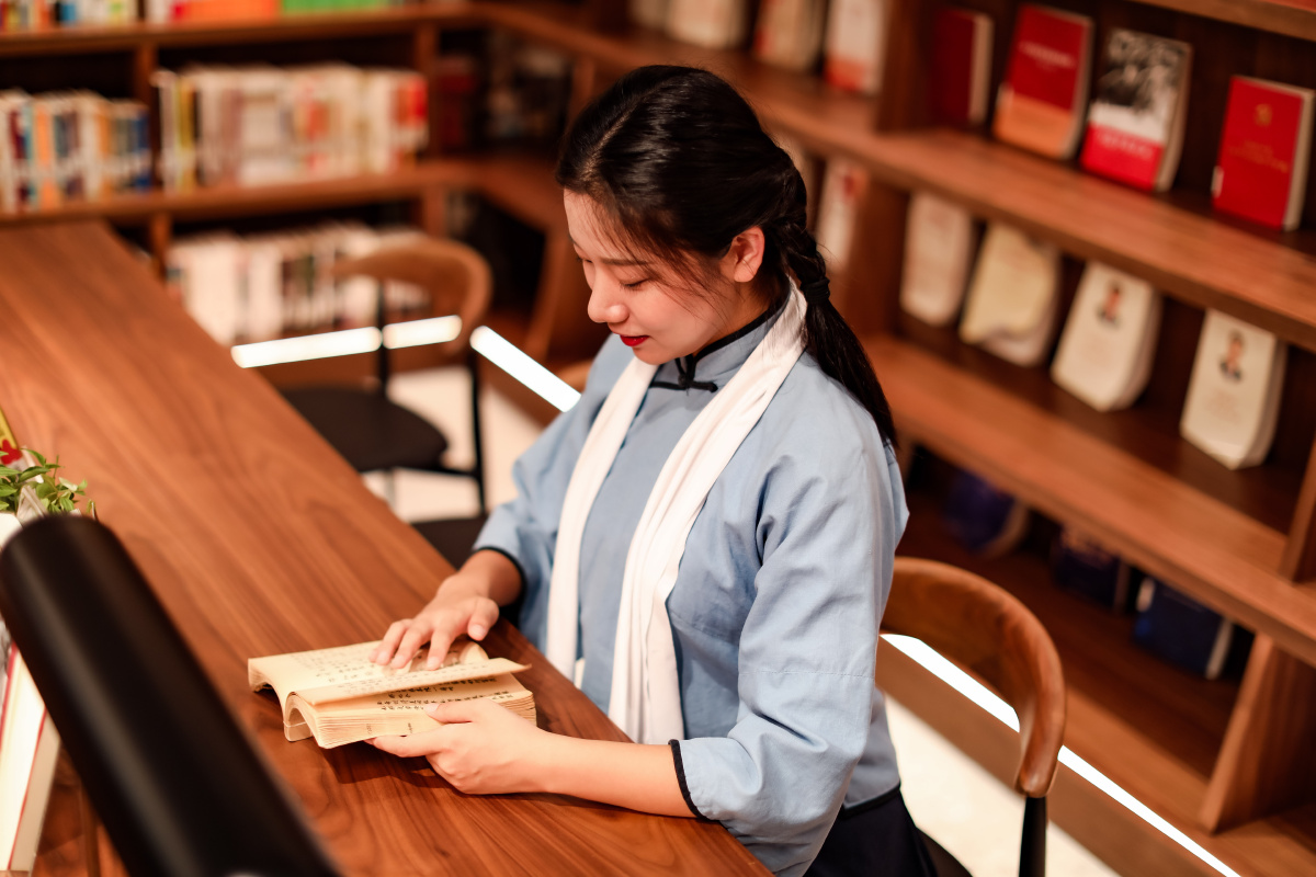 民国学生装遇钟书阁书店出镜畅畅