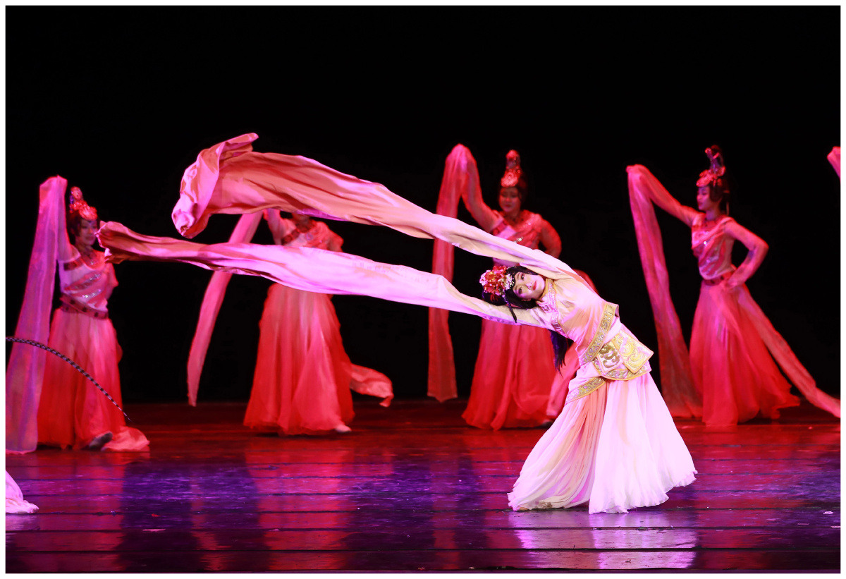 群舞湖北省歌剧舞剧院凤舞九天编导王姗邓蓓表演张璨韦