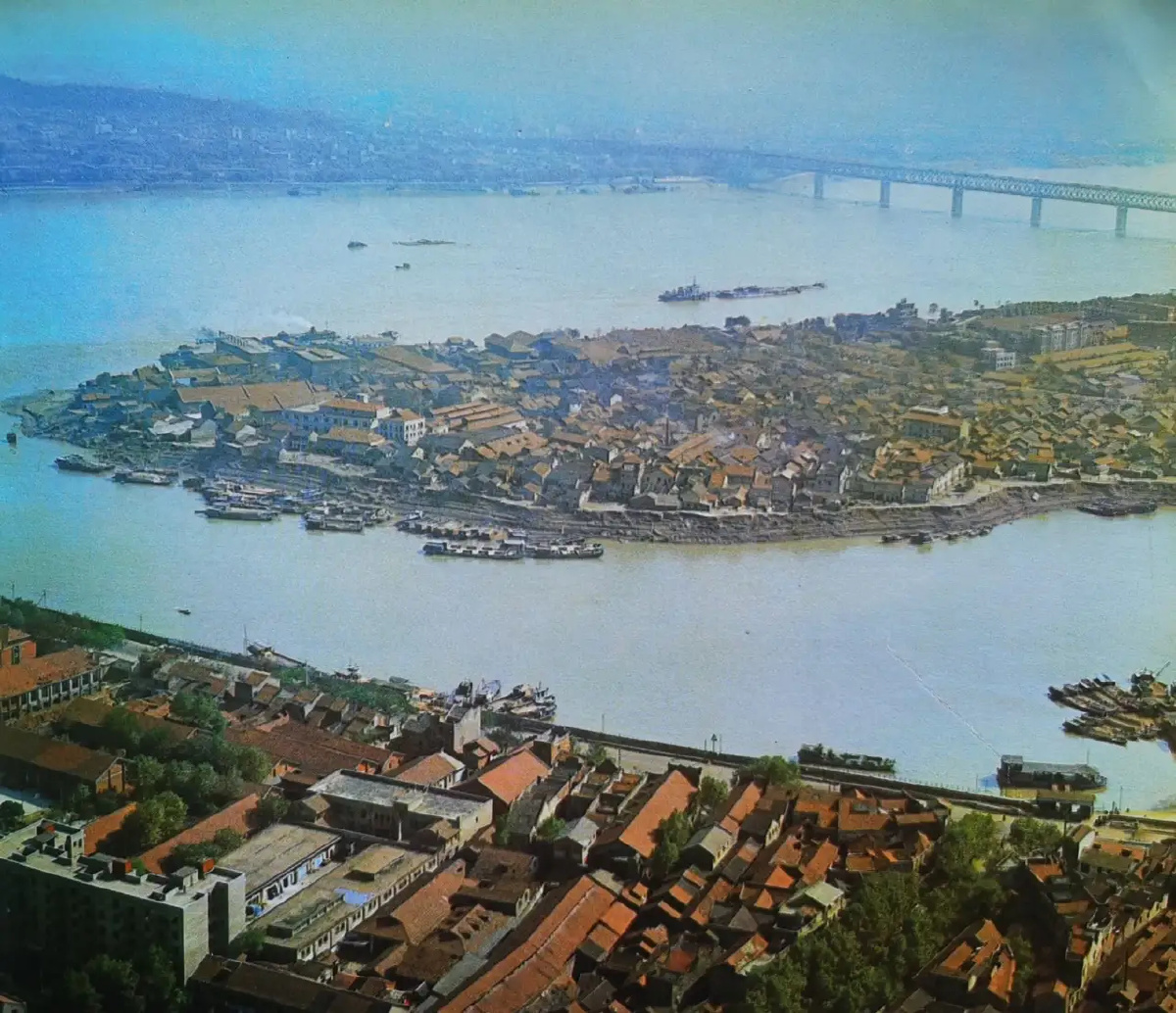 对比:武汉汉阳南岸嘴几十年的变化,后面是本人拍摄.