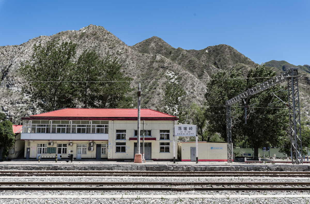 落坡岭站它是座落在京西门头沟丰沙铁路线上的一座小站依山傍水比邻