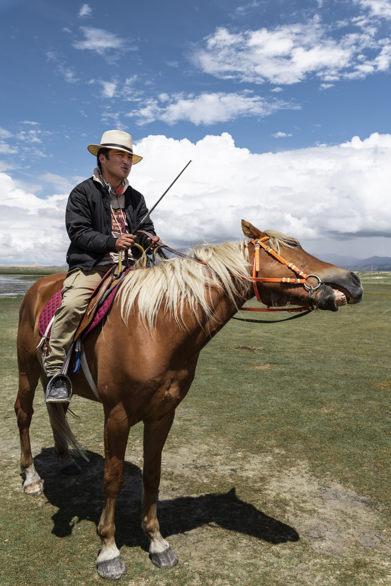 牧民刚一靠近青海湖边便有当地的牧民骑着高头大马朝我迎面而来他们是