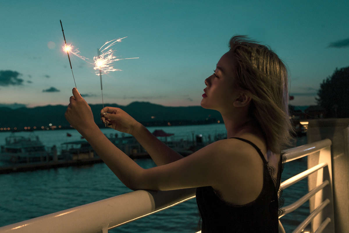捕捉一个玩仙女棒的漂亮小姐姐