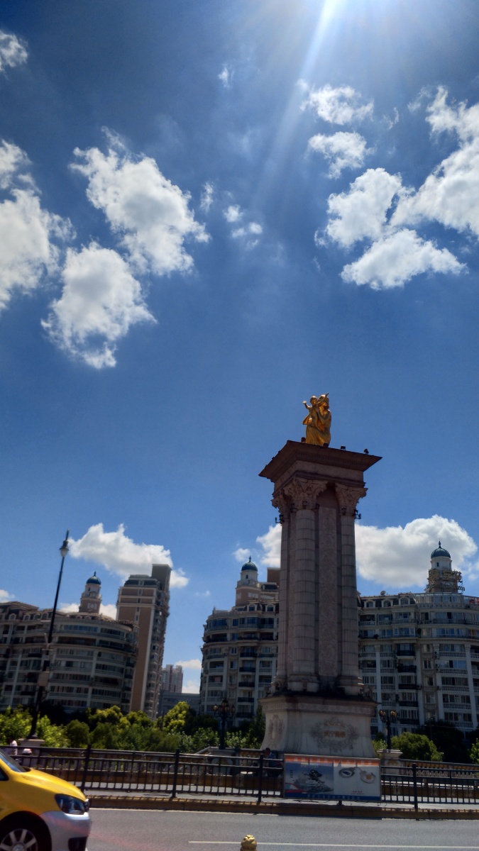 在路上上海普陀区标志性建筑――武宁路桥