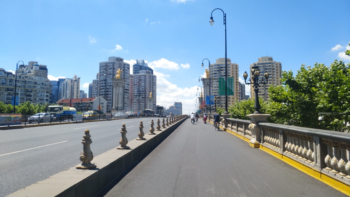 在路上上海普陀区标志性建筑――武宁路桥