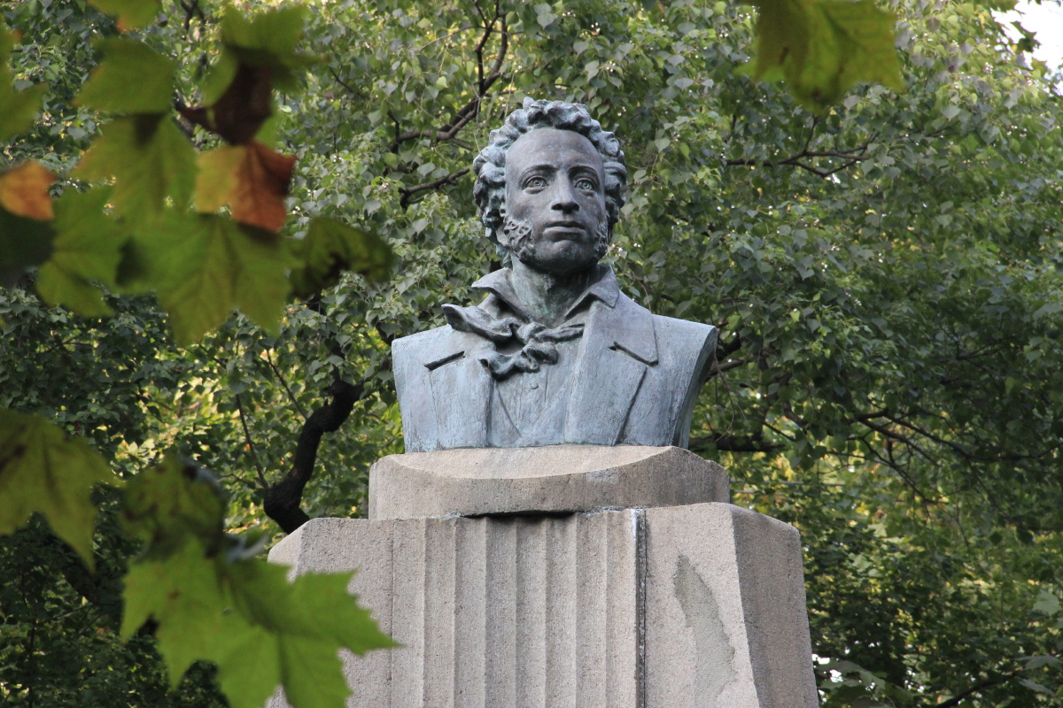 三角花园的普希金铜像