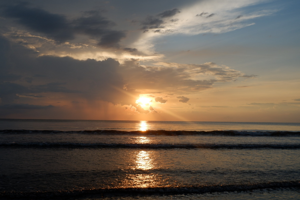 不同时期不同地点的各色落日图一马来西亚–丹绒亚路海滩的鸭蛋黄式
