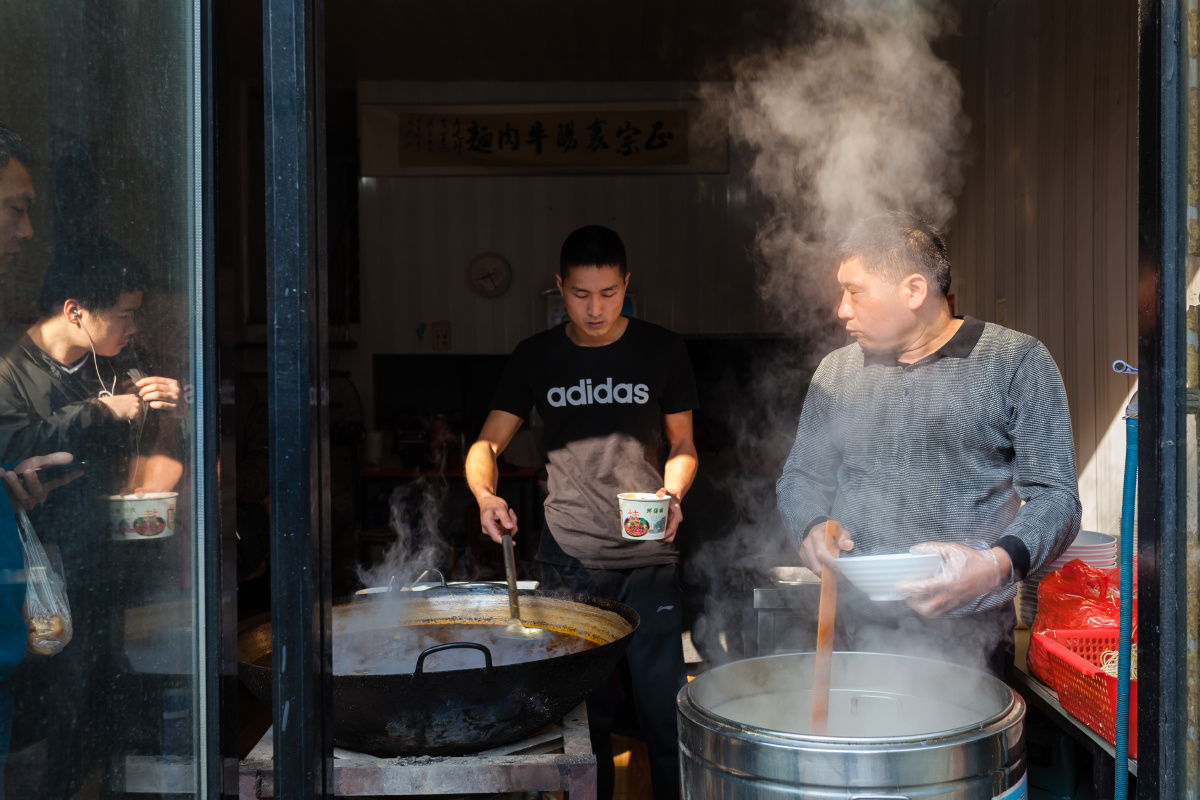 早点摊一缕阳光打在老板脸和蒸汽上