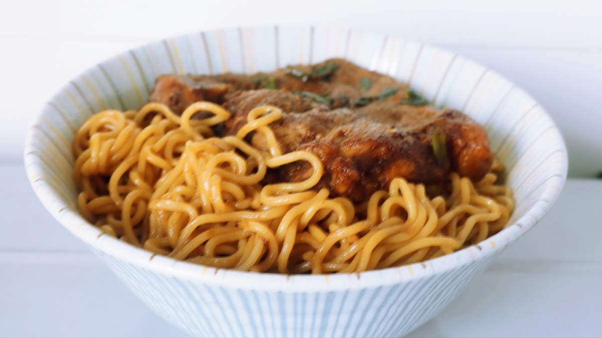 大排拌面.选用华丰方便面饼.