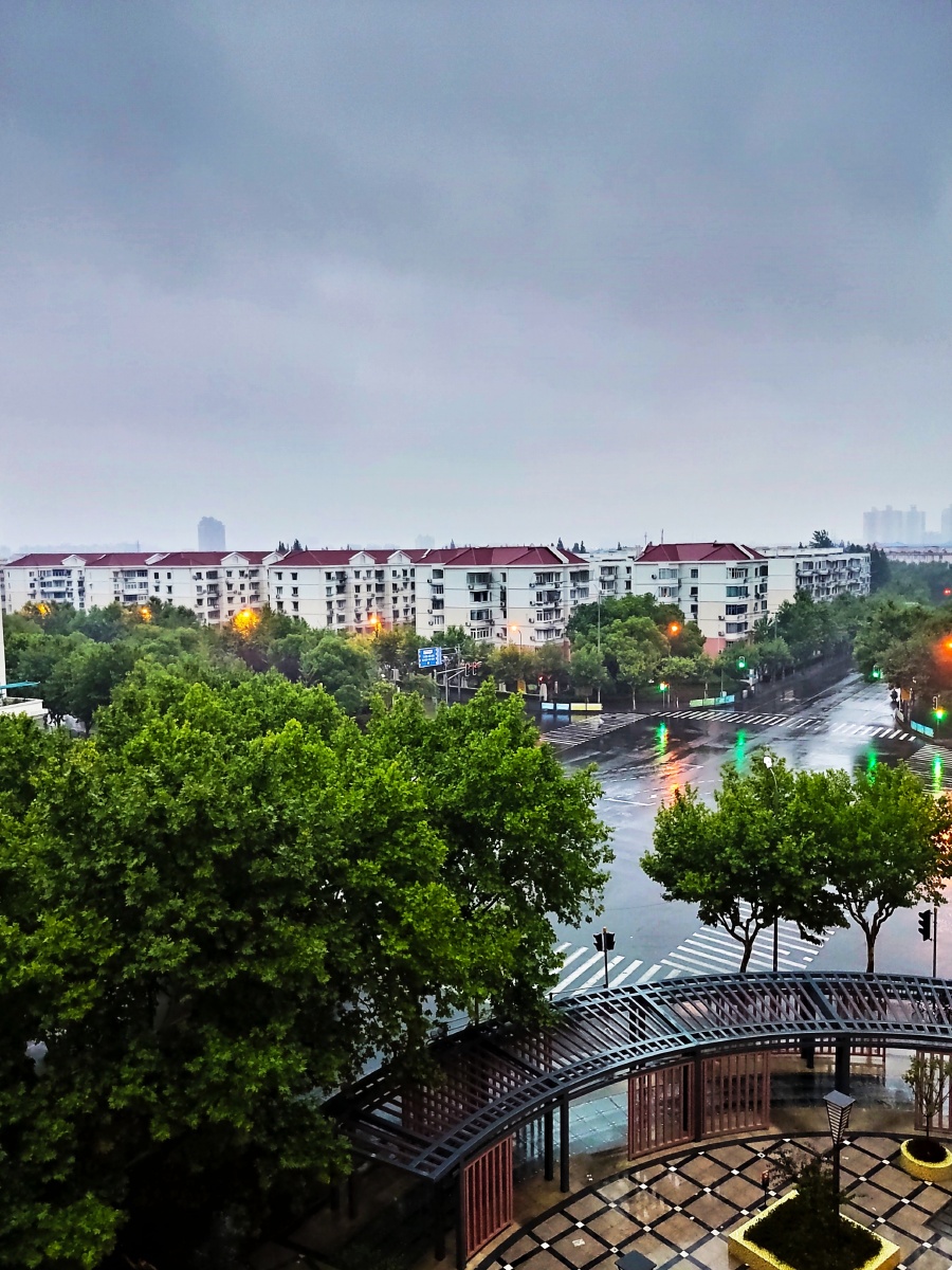 上海入梅那天清早,小雨绵绵的街口.