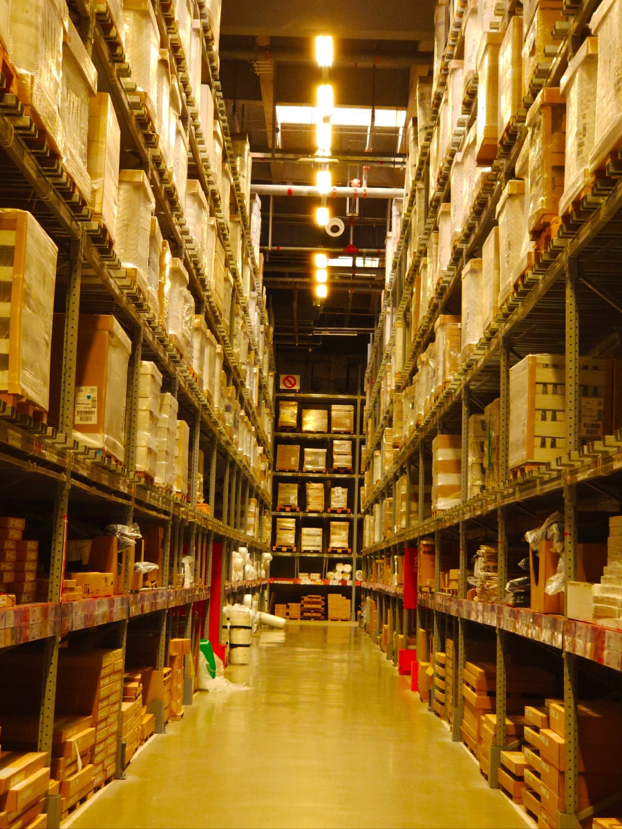 大型家具商场的仓库.