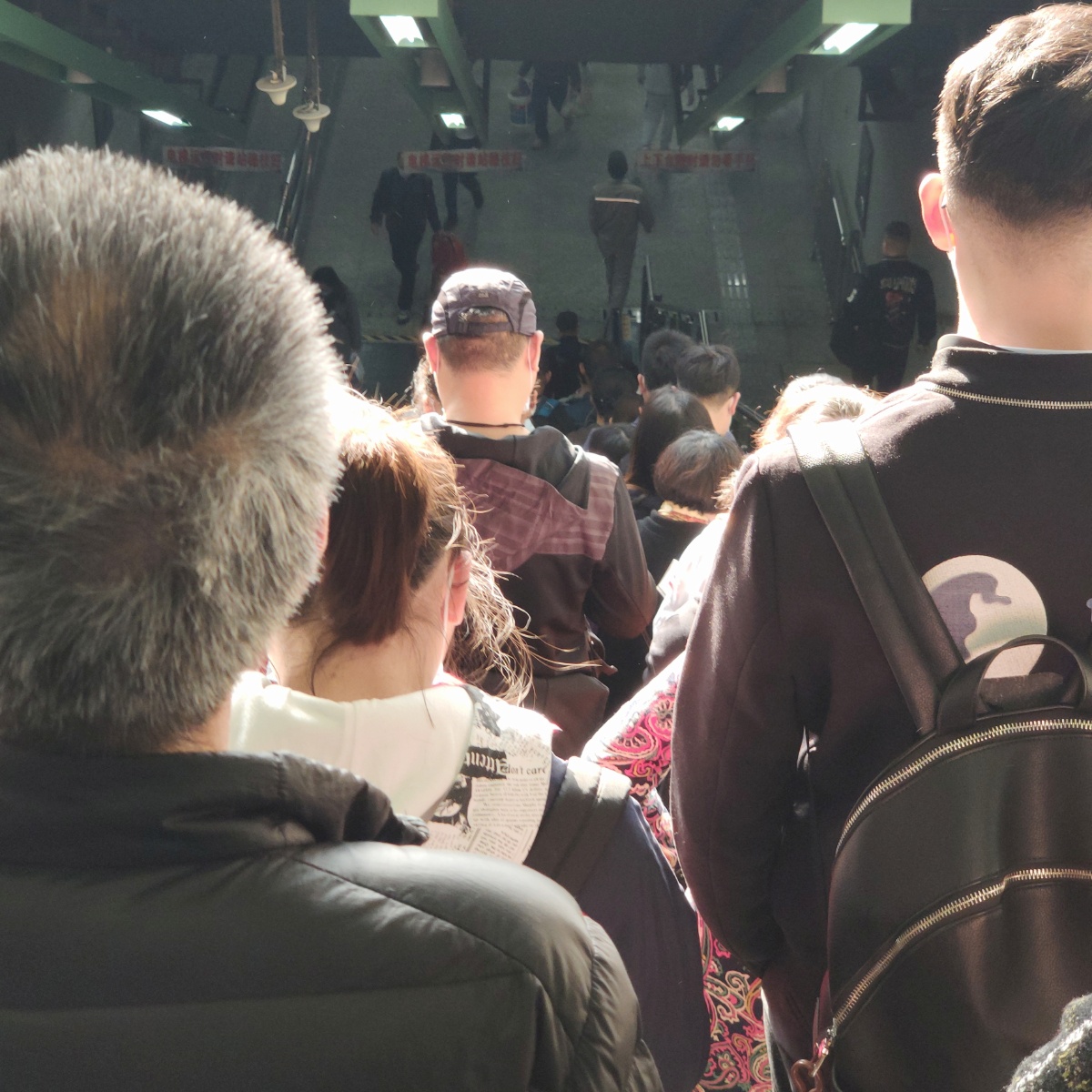 地铁上班高峰时的自动梯人群