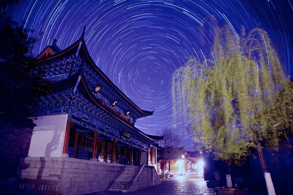 拍摄于丽江古城木府，由于地景光线太强，只能采取多张合成的手法，古老的星空和同样古老的木府向大家诉说时间的故事