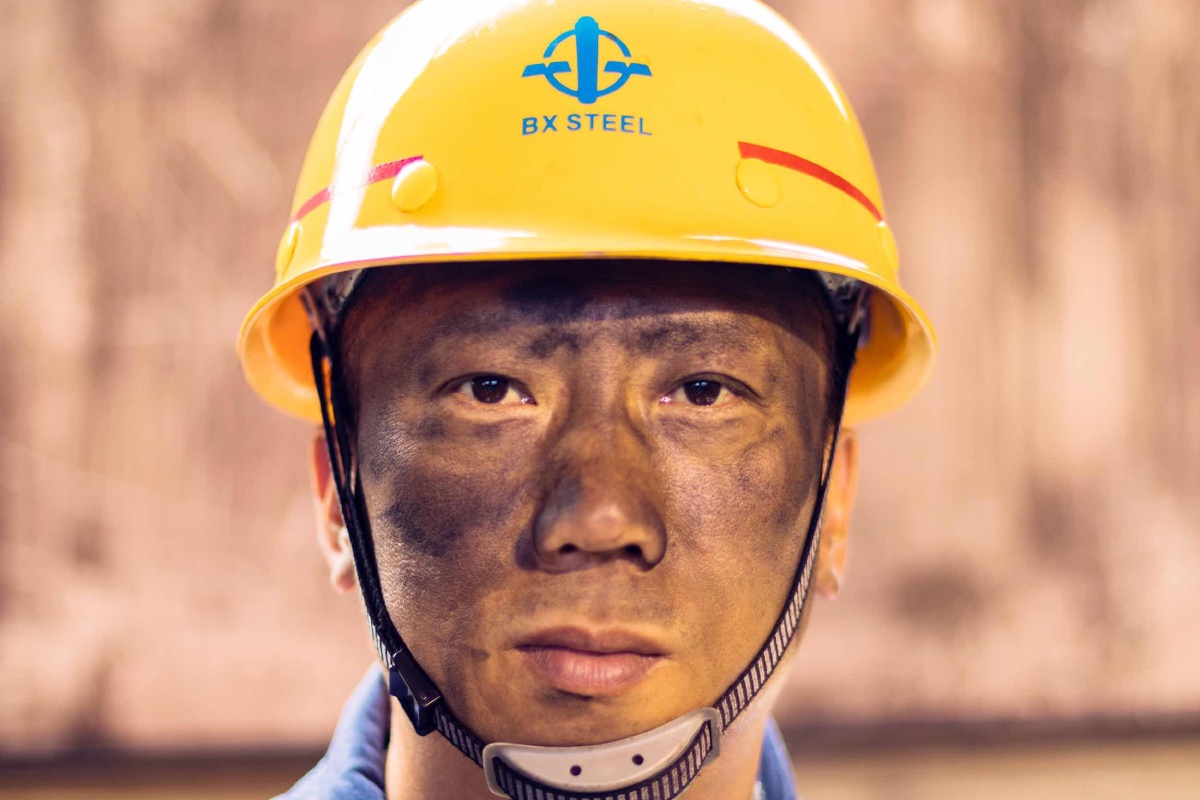 钢铁工人们孜孜不倦的工作,奉献着自己的.