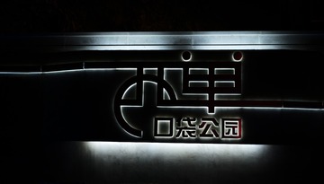 910131