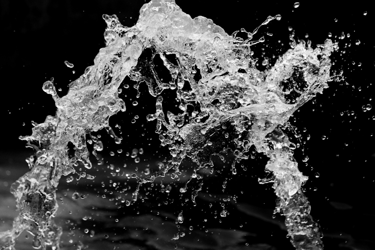 上善若水,水之形态,千变万化,或静或动,或奔腾不息,透过一