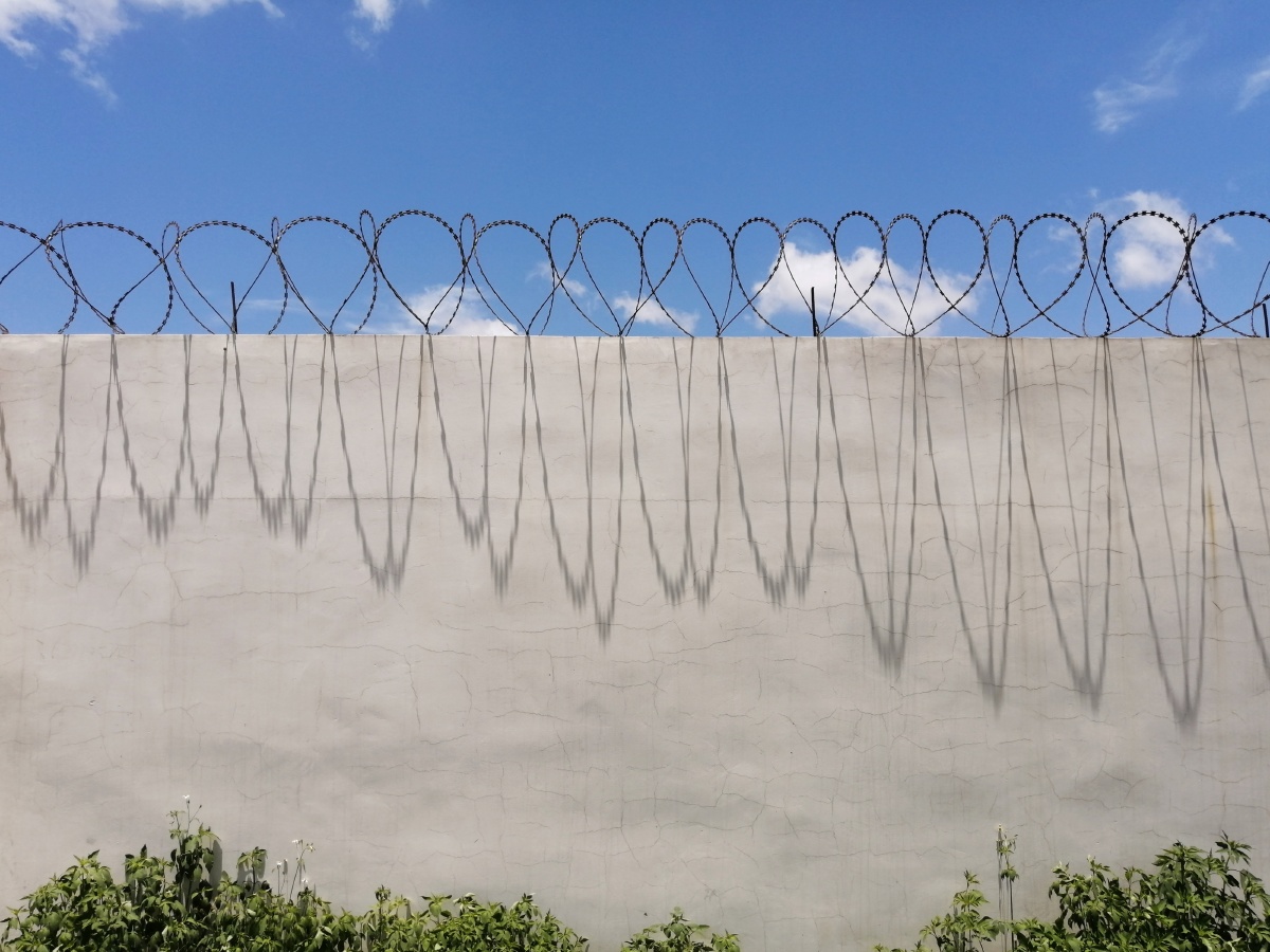 围墙中越边境线上的一道围墙在阳光的照射下形成有趣的影像