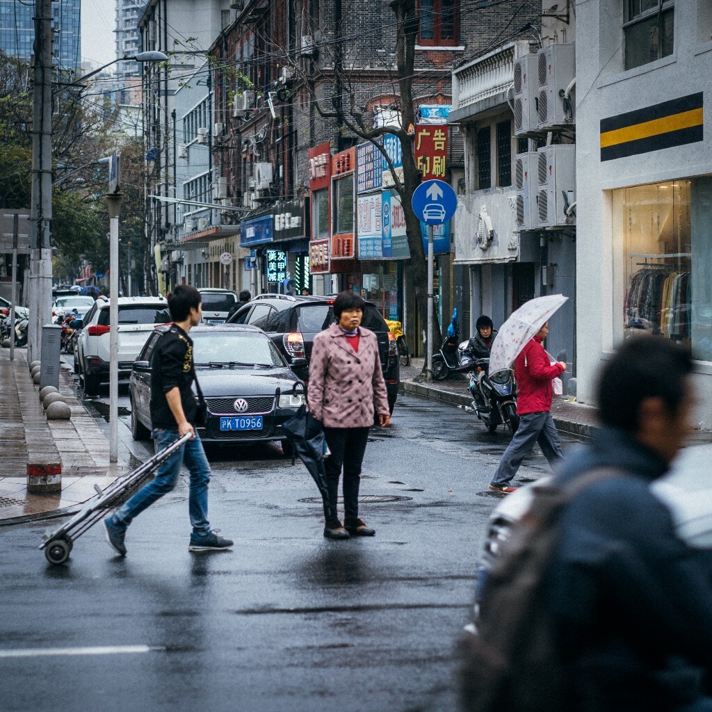 2015年11月20日<br />
上海虹口<br />
街道口的彷徨。