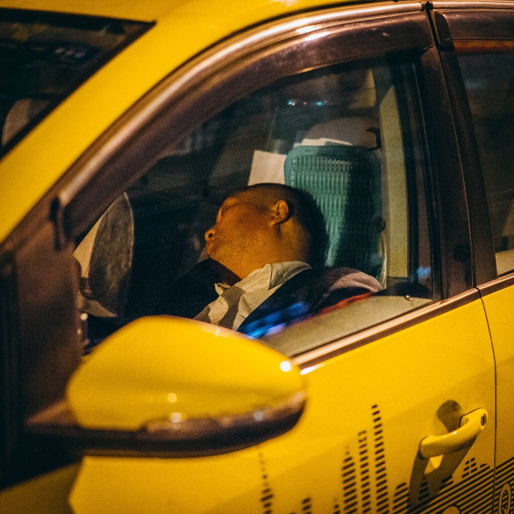 2015年11月22日<br />
上海虹口<br />
深夜，正在酣睡的出租车司机。