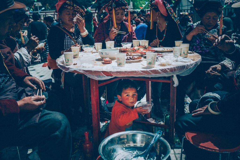 这次中路之行，唯一一张还比较满意的片子。小孩子随意的蹲在桌子下面喝着饮料，大人们相互聊着天。谁也没有留意小孩子在做什么。可是他却让我想到了小时候！