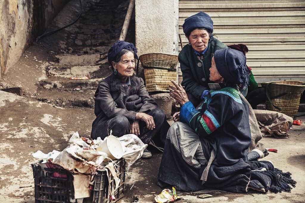 其实拉家常真的没什么可拍的,但三个大妈,你们可以不要坐垃圾堆边上不!