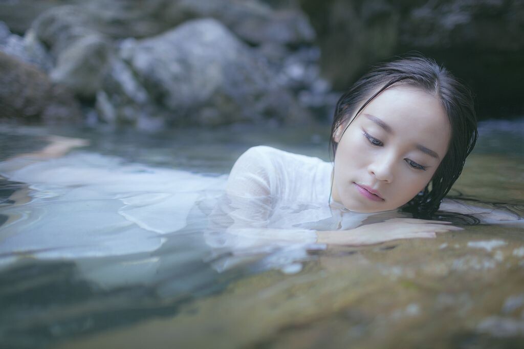 多希望能像天这般潇洒 伤心时哭泣 开心时放晴