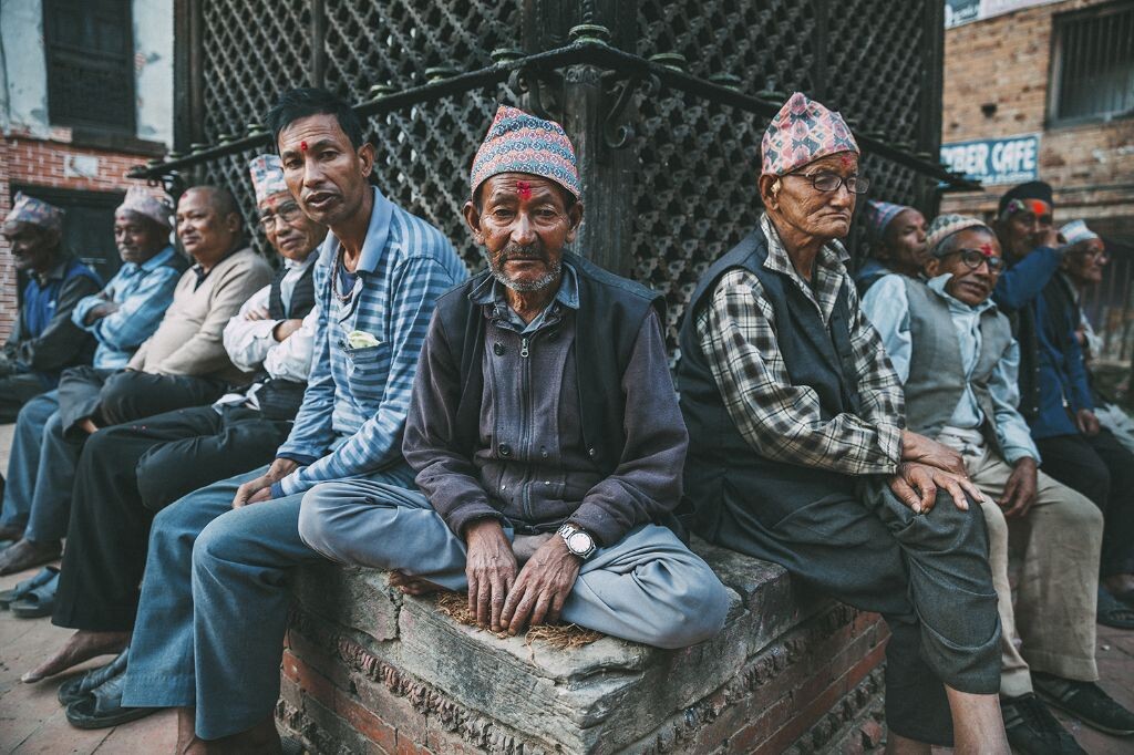 尼泊尔的生活似乎和成都差不多,大清早的起来大家都围坐在寺庙旁边。他们在做什么?我也不知道