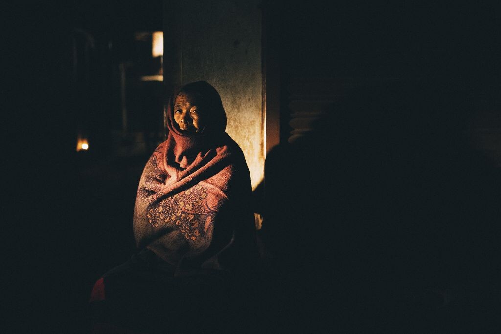 一个老婆婆坐在街边,我正想,要是有束光能打过来多好啊,就在这个时候,一个骑摩托的年轻人停在了我的旁边。