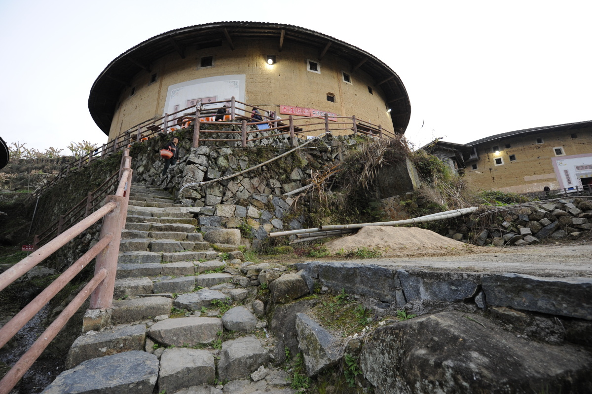 福建土楼龙岩永定下洋镇初溪土楼群傍晚