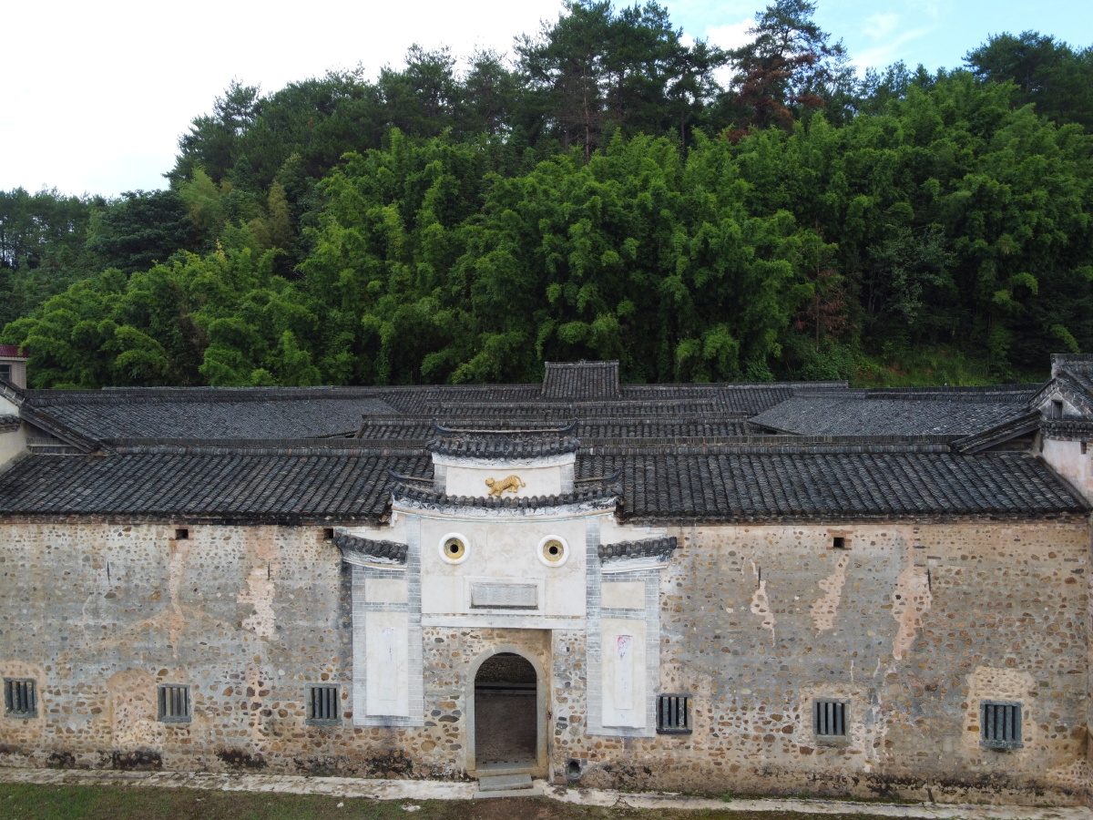 定南车步虎形围,航拍江西赣州定南岭北车步方屋排方氏客家围屋