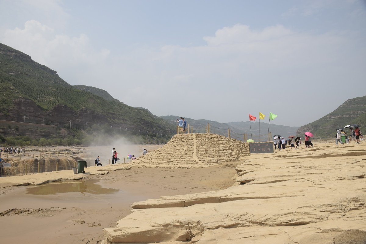 山西临汾壶口瀑布横拍照片