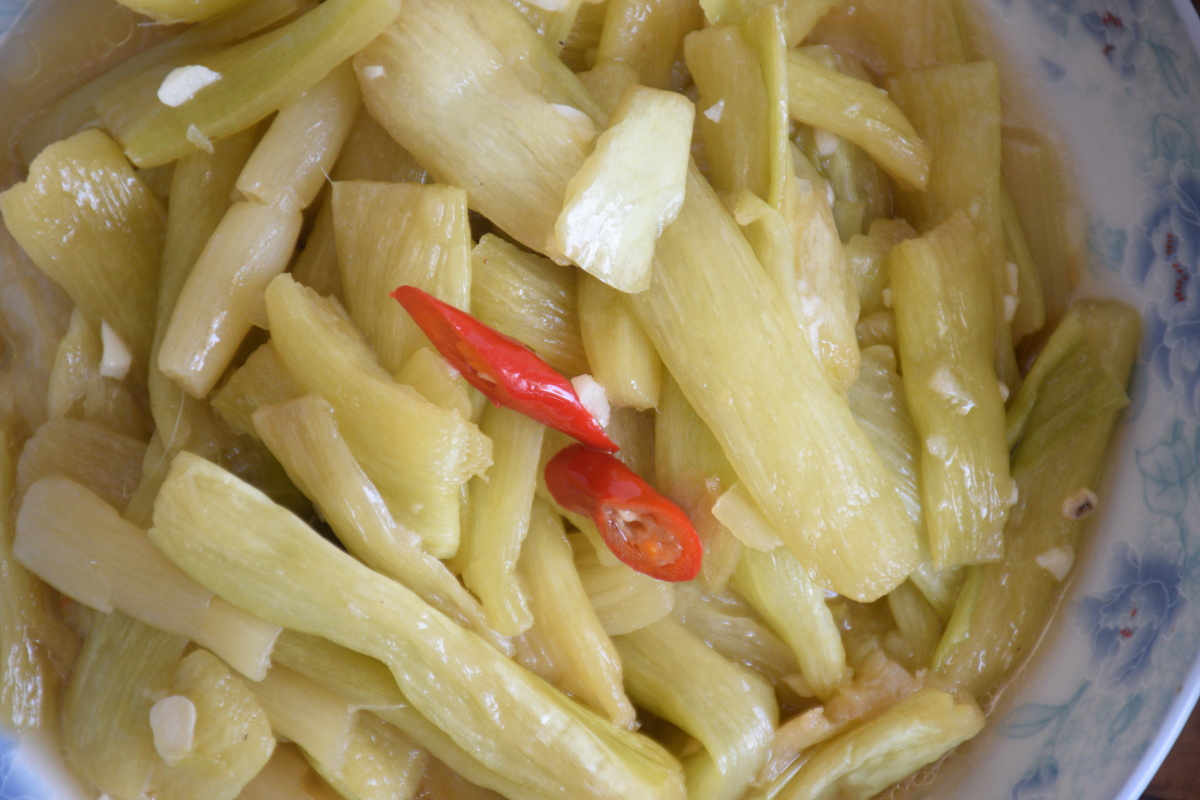 酸辣白芋苗江西定南客家美食