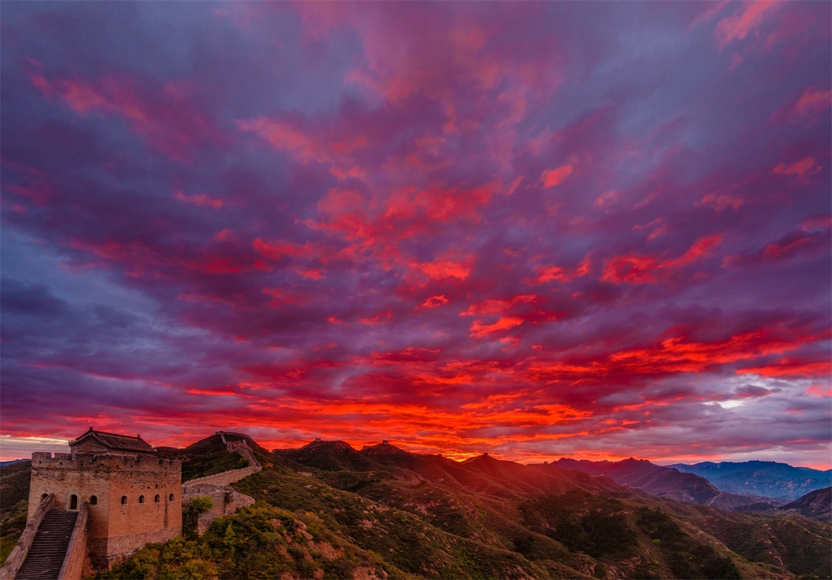 红霞映长城