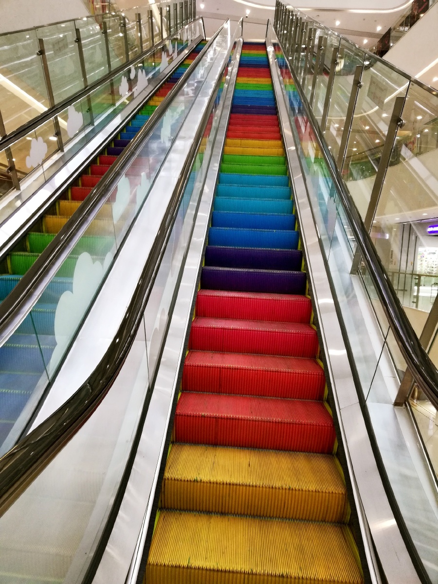 摄于商超    这不仅仅是电梯,更是一道彩虹,在迷惘的时候,能