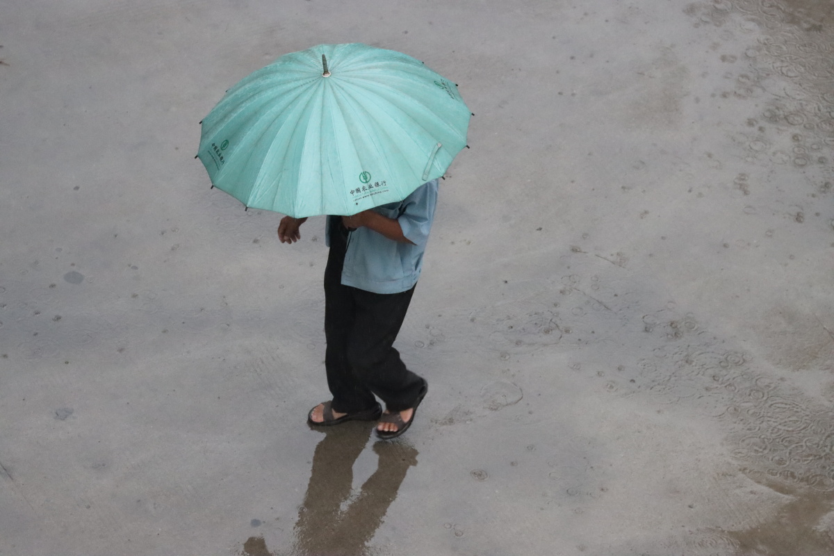雨中行人