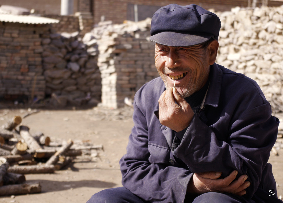 村里的老人 br /> 在剔牙