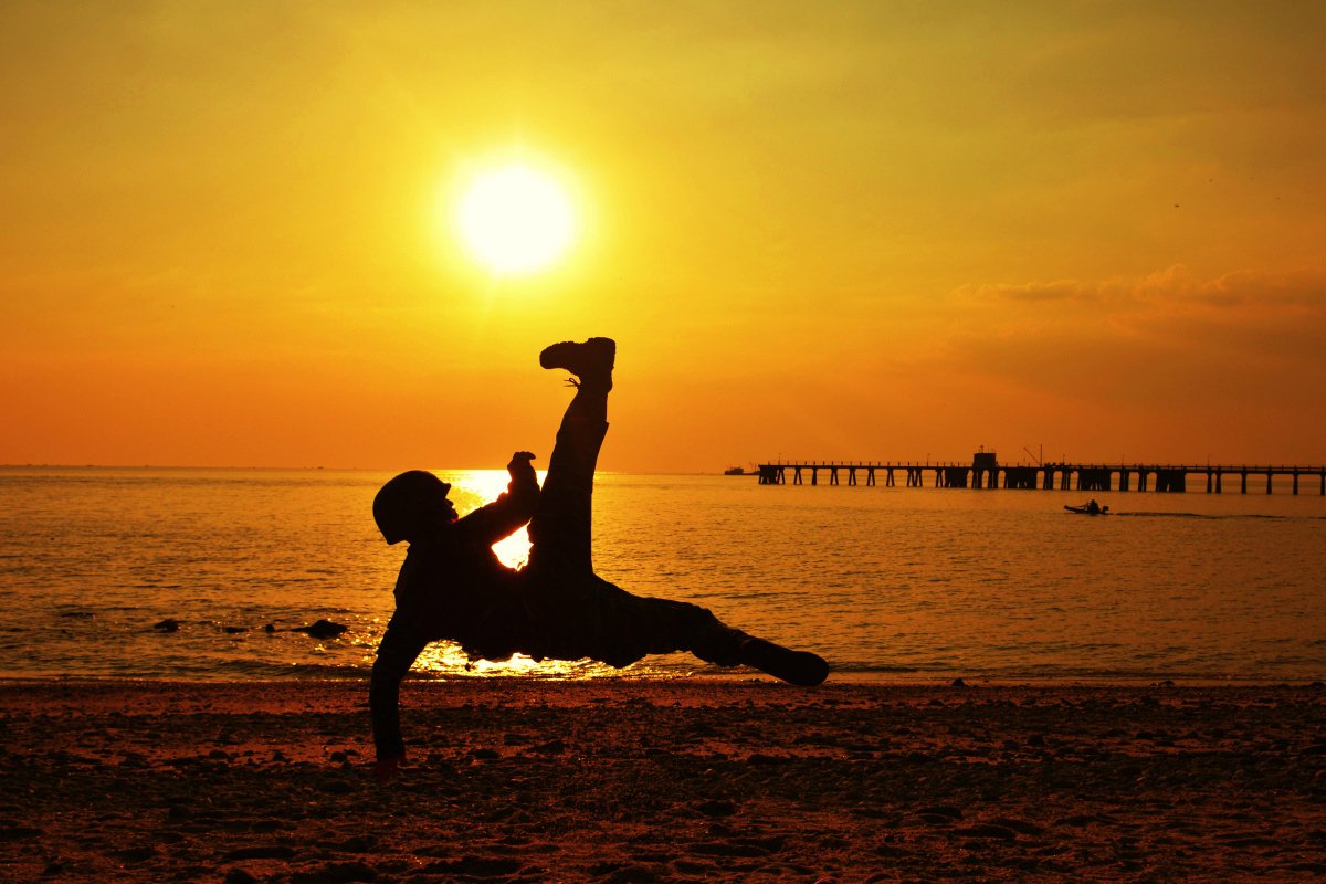 霞光辉映,这组剪影定格了军人最帅的姿态