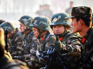比武对抗前的特战队员