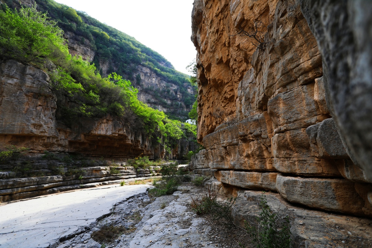 这是的一座风景秀美的石头山我说着阳光向石缝中望去虽然没有看到大闹