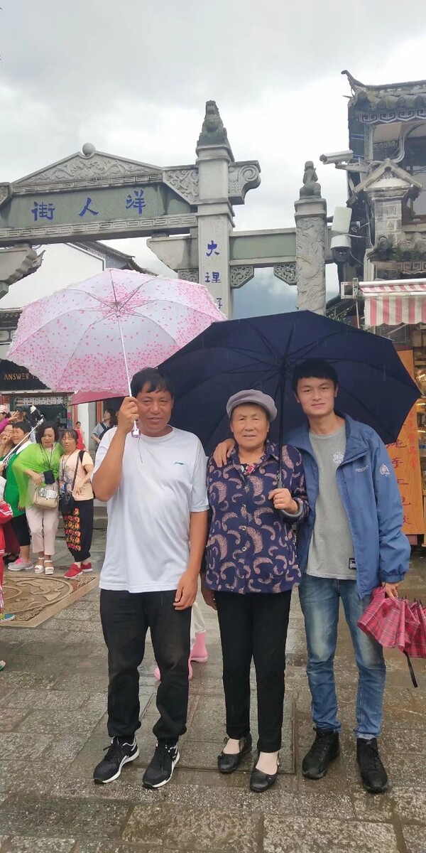 总有人为你撑起一把伞，为你遮风挡雨，那就是你的家人