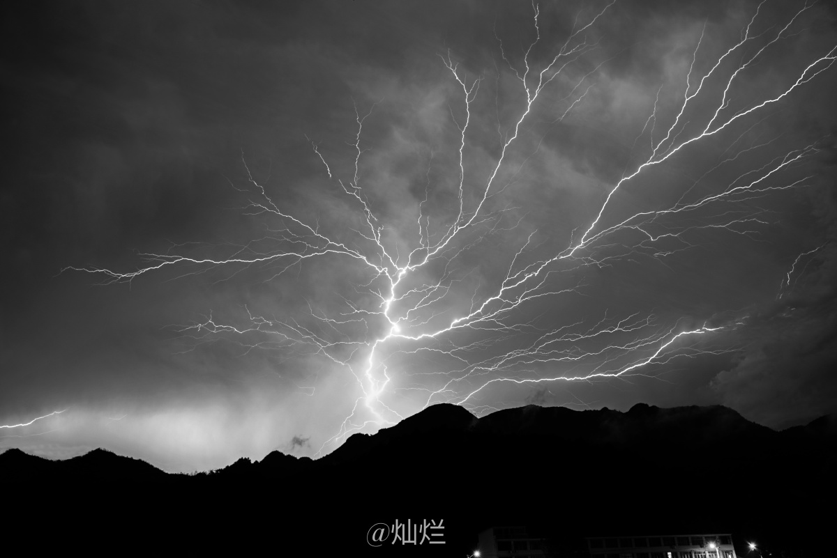 前方黑暗的尽头有光明加油