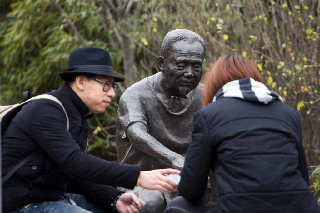 不同时代，不同世界的两个男人，同时面对坐在对面一个女人，将引发一段什么样的交流与思考。