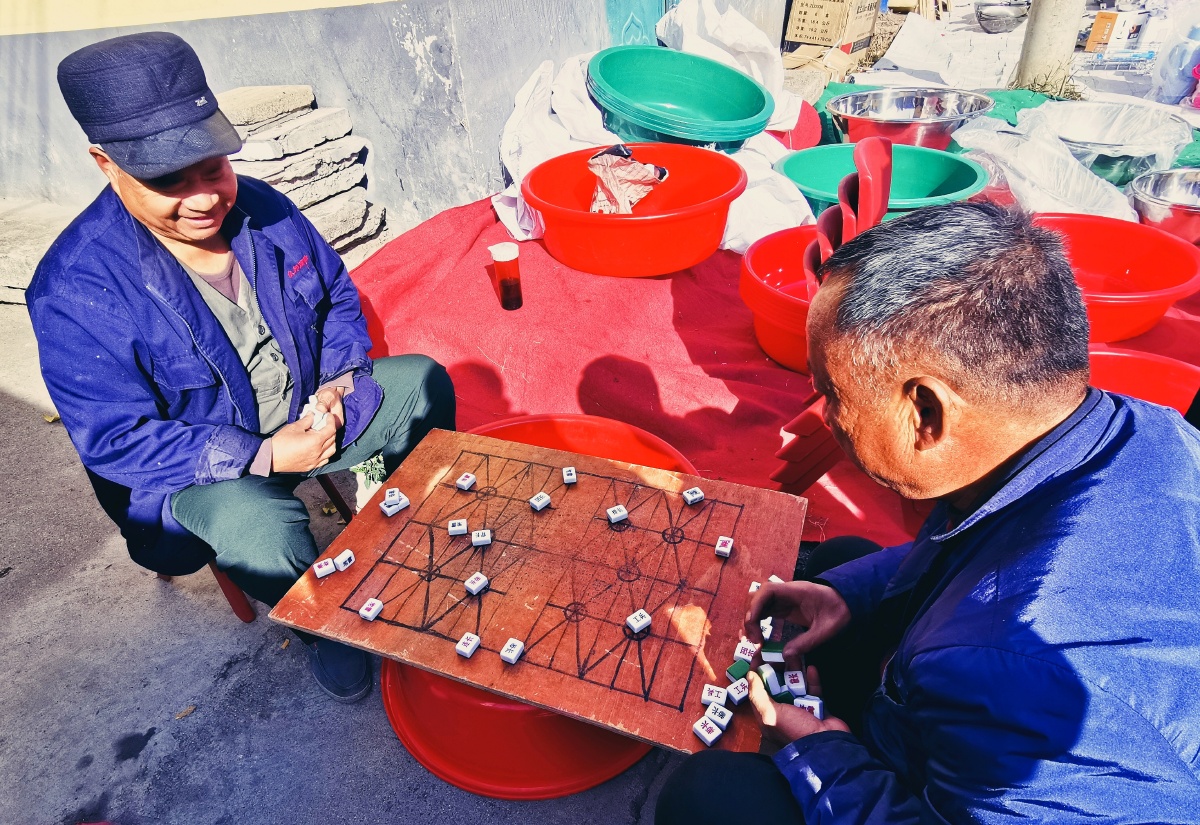 下军棋军棋曾经是深受老百姓喜爱的棋类游戏之一已步入中老年的人们