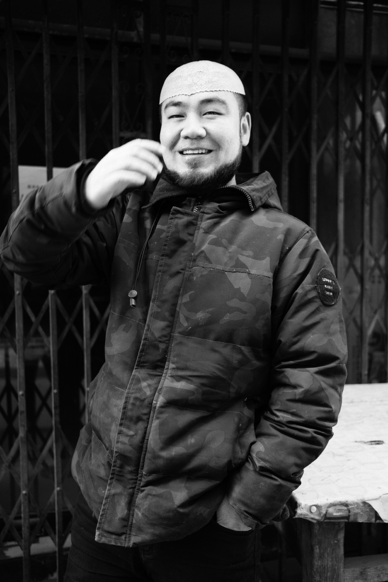 西安回坊大约居住了六万多回族人,有清真寺大约十几个,各种美食也是数