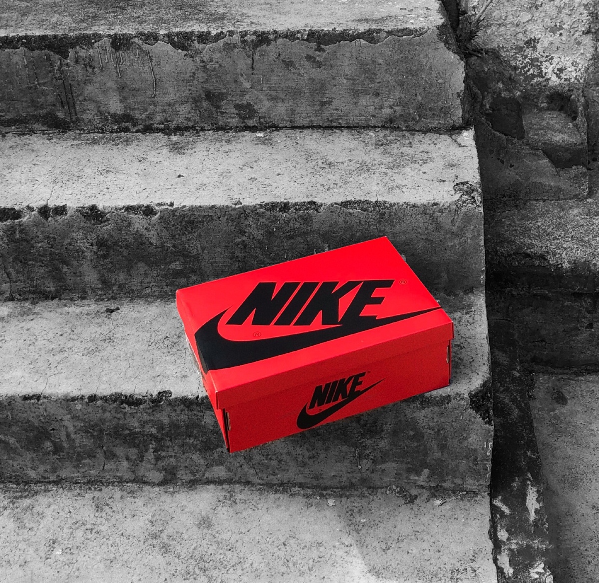 非黑即白还有红