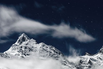 夜空下的面茨姆峰
