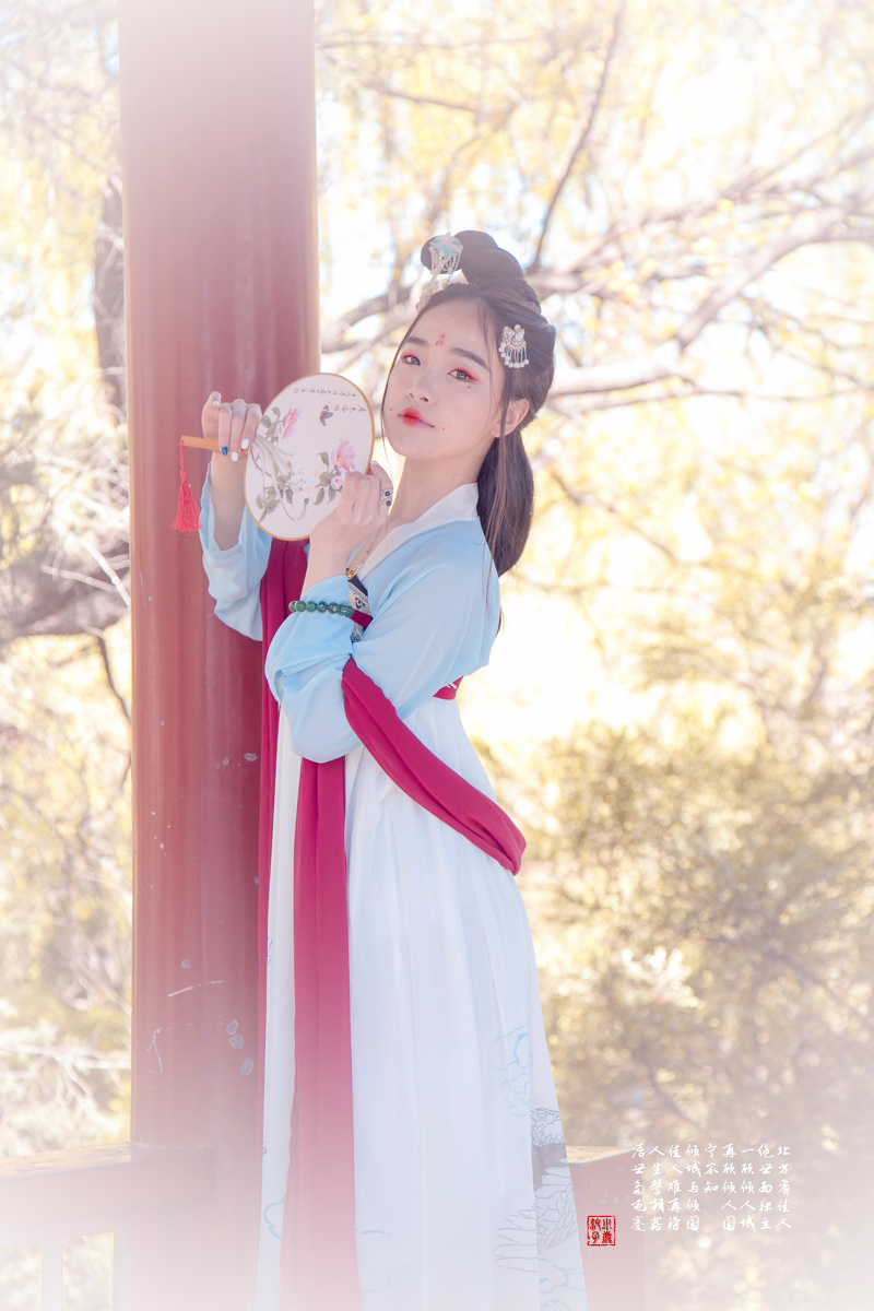 舞低杨柳楼心月,歌尽桃花扇底风。 - 人像, 北京