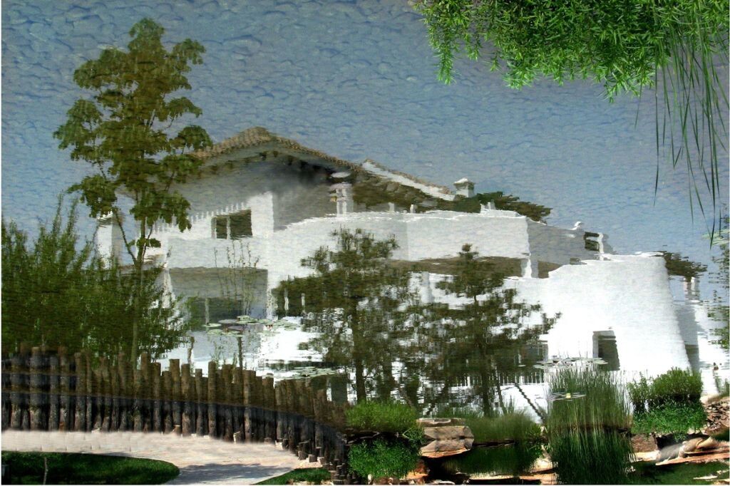 组照《印象系列》共4幅.LGCN摄<br />
在某小区拍摄时,看到水中倒影的建筑很漂亮,顺手拍下来,回家后放大一看,画面如同印象派的油画一般。
